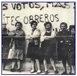 Mujeres ante una pintada de Comites Obreros