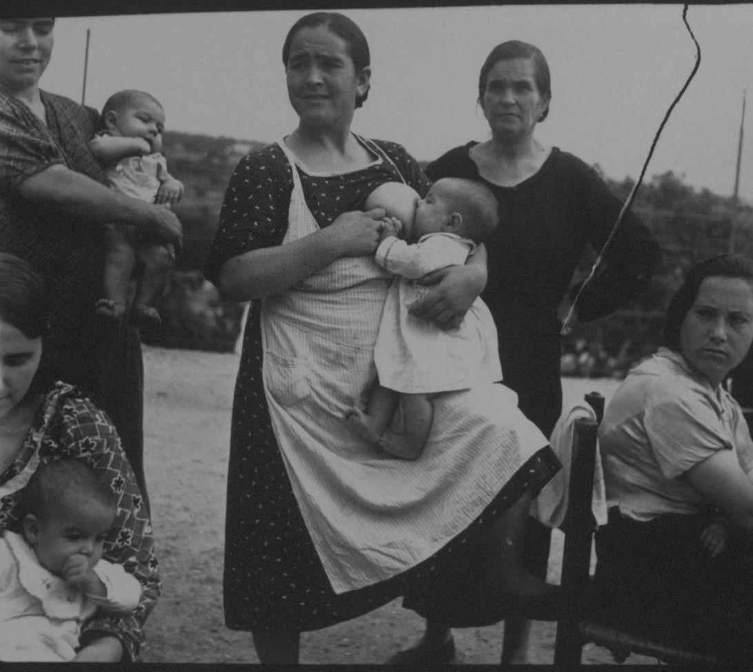 Mujeres con bebs, una dando de mamar. 1937. Guerra de Espaa