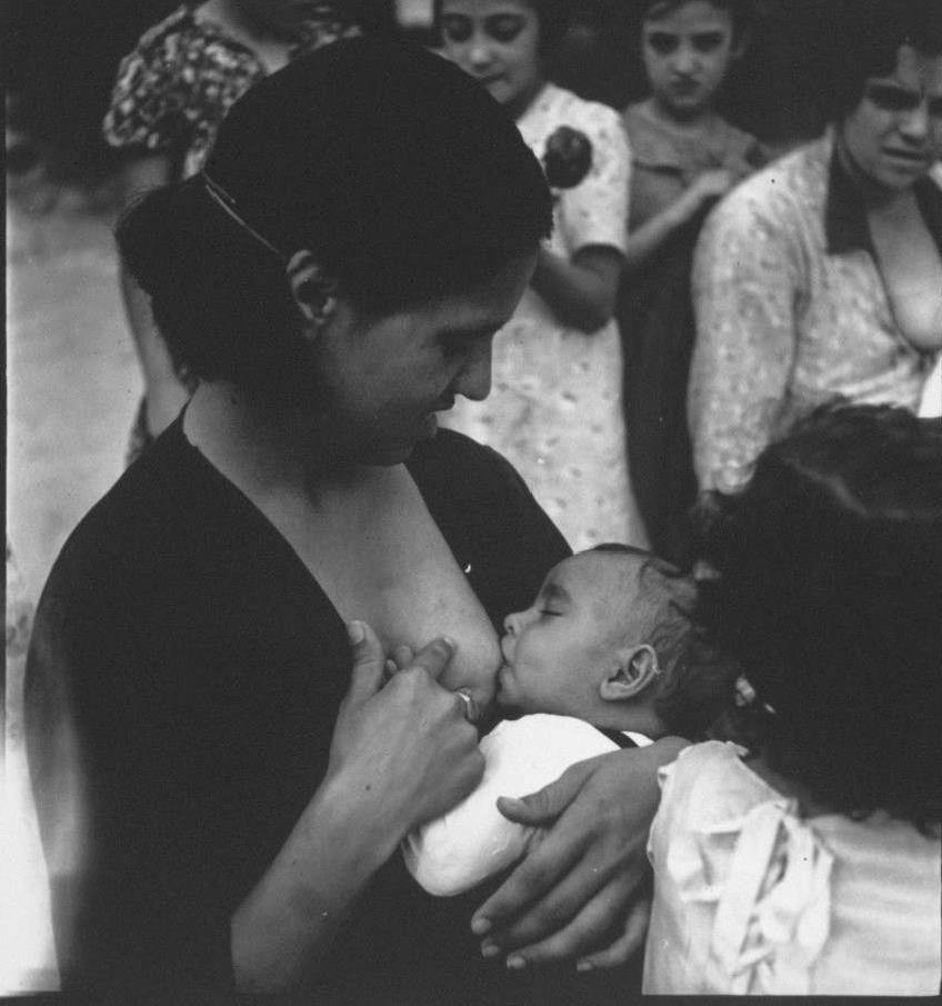 Mujer dando de mamar. Casa maternidad Vlez-Rubio (Almera)