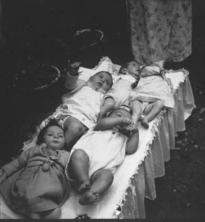 Nenes en la casa de la maternidad. 1937. Vlez-Rubio (Almera)