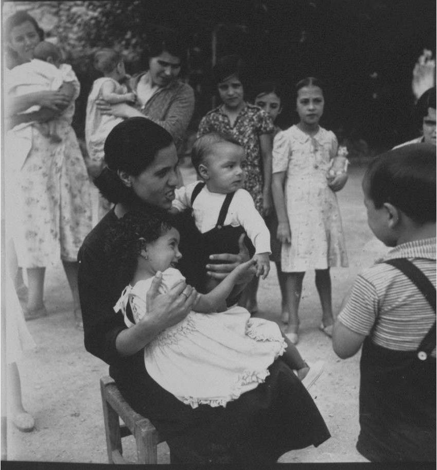 Mujer con nias y nios. Guerra de Espaa. 1937